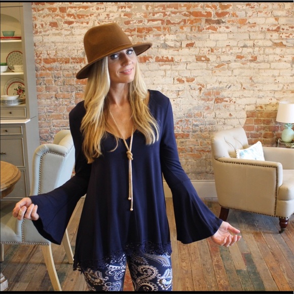 ⭐️NWT INFINITY RAINE NAVY BELL SLEEVE V NECK TUNIC - Picture 3 of 5